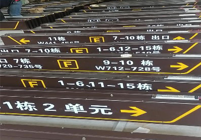 马边彝族自治县广告标识中，常见的几种安装方式。